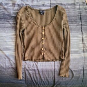 cute green crop top 
size small but can fit up to a medium